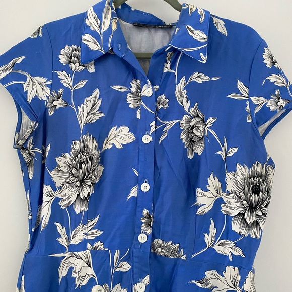 💙🤍Blue Floral Dress with button front - Picture 5 of 7